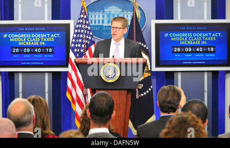 White House Press Secretary Jay Carney hält seine täglichen Briefing mit der neuen Countdown-Uhr über Steuer Erklärung folgenden US-Präsident Barack Obama erhöht drängen Republikaner im Kongress an Demokraten dafür Steuern nicht auf Mittelklasse-Familien im Jahr 2012 in die Brady-Briefing-Room des weißen Hauses in Washington, DC am Montag, den 5. Dezember heraufkommen , 2011..Cr Stockfoto