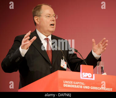 Der ehemalige Bundesfinanzminister Peer Steinbrück spricht beim Bundes Parteitag der Sozialdemokraten SPD in Berlin, Deutschland, 6. Dezember 2011. Angesichts der Auswirkungen der Rating-Agenturen und Finanzmärkte forderten Steinbrück die wieder das Primat der Politik. Foto: SEBASTIAN KAHNERT Stockfoto