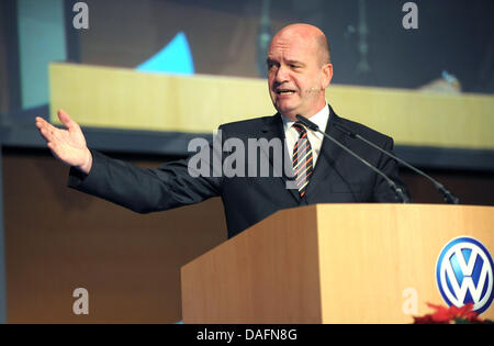 Kopf des VW Betriebsrat Bernd Osterloh während des Treffens der Werke des Automobilherstellers Volkswagen auf das wichtigste Werk in Wolfsburg, Deutschland, 6. Dezember 2011 spricht. Betriebsrat und Mitarbeiter treffen, um einen weiteren Versuch der Europäischen Kommission, den Fall wieder auf die Volkswagen-Schutz-Gesetz vor Gericht bringen zu diskutieren. Foto: PETER STEFFEN Stockfoto