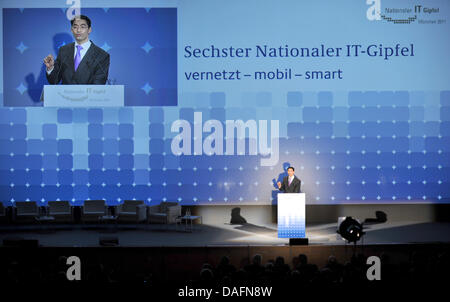 Der deutsche Wirtschaftsminister Philipp Roesler spricht auf des IT-Gipfels der Bundesregierung im internationalen Congress Center in München, 6. Dezember 2011. Die Konferenz konzentriert sich auf intelligente Netze für Energie und Technik. Foto: Frank Leonhardt Stockfoto