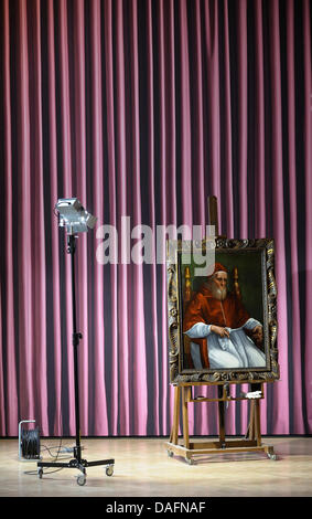 Ein Portrait des Papstes Julius II von Raffael hängt im Städel Museum in Frankfurt Main, Deutschland, 6. Dezember 2011. Stephan Knobloch (L), Direktor der Restaurierungswerkstatt in der Städel begleitet sie. Laut Museumsdirektor Hollein ist das Museum außerordentlich glücklich, diese hohe Renaissance-Arbeit in ihrer Sammlung der alten Meister zu haben. Es gibt ein paar Versionen von der Stockfoto