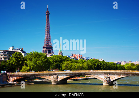 Eiffelturm und Pont des Invalides Brücke über die Seine in Paris, Frankreich an einem sonnigen Tag Stockfoto