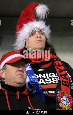 Unterstützer von Leverkusen gesehen an den Ständen vor dem Champions League-Gruppe E Fußball-match zwischen KRC Genk und Bayer 04 Leverkusen in der KRC Genk Arena in Genk, Belgien 6. Dezember 2011. Foto: Federico Gambarini Dpa +++(c) Dpa - Bildfunk +++ Stockfoto