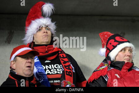 Unterstützer von Leverkusen gesehen an den Ständen vor dem Champions League-Gruppe E Fußball-match zwischen KRC Genk und Bayer 04 Leverkusen in der KRC Genk Arena in Genk, Belgien 6. Dezember 2011. Foto: Federico Gambarini Dpa +++(c) Dpa - Bildfunk +++ Stockfoto