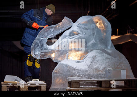 Ein Eis-Künstler bildet ein Elefant aus Eis und Schnee auf den Erlebnis-Dorf (Adventure Village) in Roevershagen, Deutschland, 6. Dezember 2011. Vom 23. Dezember 2011 bis 26. Februar 2012 können Besucher Deutschlands größte Eis-Skulpturen-Ausstellung "Zirkus Eis" auf einer Fläche von 2.000 Sqaure Meter, mehr als 240 Tonnen von Eis und Schnee und Temperaturen von minus 8 Grad Frage. Foto: Rober Stockfoto