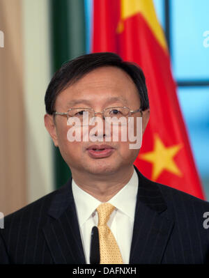 Chinesischen Außenminister Yang Jiechi ist der Gast der deutsche Außenminister Guido Westerwelle, Verträge zu unterzeichnen und zu Gesprächen in Villa Borsig in Berlin, Deutschland, 7. Dezember 2011. Foto: Jörg CARSTENSEN Stockfoto