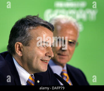 (Dpa Datei) - ein Datei-Bild datiert 29. Juni 2006 zeigt der Generalsekretär des deutschen Fußball Accociation (DFB), Wolfgang Niersbach, sitzt neben Franz Beckenbauer während einer Pressekonferenz im Olympiastadion in Berlin, Deutschland. Niersbach ernannt als Nachfolger des derzeitigen Präsidenten des DFB, Theo Zwanziger und Leiter der deutschen Fußball-Accosiation als elfte pres Stockfoto