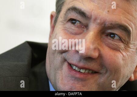 Der Generalsekretär des deutschen Fußball Bundes (Deutscher Fussball Bund, DFB), Wolfgang Niersbach, lächelt während einer Pressekonferenz im DFB Zentrale in Frankfurt, Deutschland, 7. Dezember 2011. Niersbach soll den amtierenden Präsident des DFB, Theo Zwanziger, als der elfte Präsident des Fußball-Verbandes erfolgreich zu sein. Der Vorstand des DFB und die fünf Stockfoto