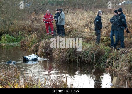 Ein Polizei-Taucher (unten) sucht nach möglichen Spuren in einem Bach in der Nähe von Drieberg, Deutschland, 8. Dezember 2011. Ein Fischer fand ein toter Säugling an den Böschungen des Flusses nordwestlich von Schwerin auf 7. Dezember 2011. Forensische Pathologen davon ausgehen, dass der Junge geboren war lebendig. Der Körper soll mehrere Tage in der Nähe des Baches verbracht haben. Die Polizei hoffe für Zeugen um das Baby zu finden " Stockfoto