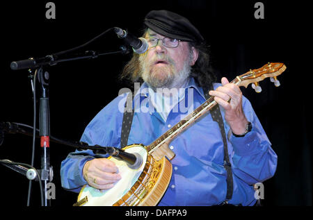 Mitglied der Irish folk Band "The Dubliners", Barney McKenna, führt mit seiner Band in Hamburg, Deutschland, 3. Dezember 2011. Die Dubliners in Dublin gegründet 1962. Foto: Holger Kasnitz Stockfoto