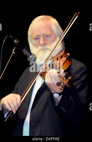 Mitglied der Irish folk Band "The Dubliners", John Sheahan, führt mit seiner Band in Hamburg, Deutschland, 3. Dezember 2011. Die Dubliners in Dublin gegründet 1962. Foto: Holger Kasnitz Stockfoto