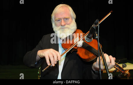 Mitglied der Irish folk Band "The Dubliners", John Sheahan, führt mit seiner Band in Hamburg, Deutschland, 3. Dezember 2011. Die Dubliners in Dublin gegründet 1962. Foto: Holger Kasnitz Stockfoto