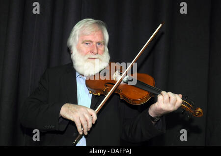 Mitglied der Irish folk Band "The Dubliners", John Sheahan, führt mit seiner Band in Hamburg, Deutschland, 3. Dezember 2011. Die Dubliners in Dublin gegründet 1962. Foto: Holger Kasnitz Stockfoto