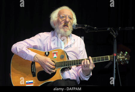 Mitglied der Irish folk Band "The Dubliners", Eamonn Campbell, führt mit seiner Band in Hamburg, Deutschland, 3. Dezember 2011. Die Dubliners in Dublin gegründet 1962. Foto: Holger Kasnitz Stockfoto