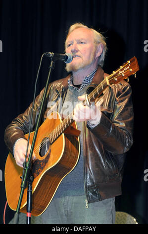 Mitglied der Irish folk Band "The Dubliners", Sean Cannon, führt mit seiner Band in Hamburg, Deutschland, 3. Dezember 2011. Die Dubliners in Dublin gegründet 1962. Foto: Holger Kasnitz Stockfoto