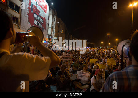 Istanbul, Türkei. 10. Juli 2013. Nächtliche Demonstrationen weiter in Istanbul nach dem Tod von einem 19-jährigen in Eskisehir, Opfer eines brutalen Schläge von regierungstreuen Schlägern und Denial-of-sofortig ärztliche Behandlung im Klinikum Eskisehir. 10. Juli 2013. Foto: Bikem Ekberzade/Alamy Live-Nachrichten Stockfoto