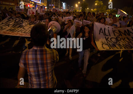 Istanbul, Türkei. 10. Juli 2013. Nächtliche Demonstrationen weiter in Istanbul nach dem Tod von einem 19-jährigen in Eskisehir, Opfer eines brutalen Schläge von regierungstreuen Schlägern und Denial-of-sofortig ärztliche Behandlung im Klinikum Eskisehir. 10. Juli 2013. Foto: Bikem Ekberzade/Alamy Live-Nachrichten Stockfoto