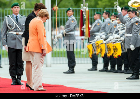 Berlin, Deutschland. 12. Juli 2013.   Bundeskanzlerin Angela Merkel empfängt den Premierminister der Republik Slowenien, Alenka Bratušek mit militärischen Ehren im Bundeskanzleramt. Kredit: Kredit: Gonçalo Silva/Alamy Live-Nachrichten. Stockfoto