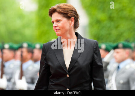 Berlin, Deutschland. 12. Juli 2013.   Bundeskanzlerin Angela Merkel empfängt den Premierminister der Republik Slowenien, Alenka Bratušek mit militärischen Ehren im Bundeskanzleramt. Kredit: Kredit: Gonçalo Silva/Alamy Live-Nachrichten. Stockfoto