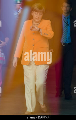 Berlin, Deutschland. 12. Juli 2013.   Bundeskanzlerin Angela Merkel empfängt den Premierminister der Republik Slowenien, Alenka Bratušek mit militärischen Ehren im Bundeskanzleramt. Kredit: Kredit: Gonçalo Silva/Alamy Live-Nachrichten. Stockfoto