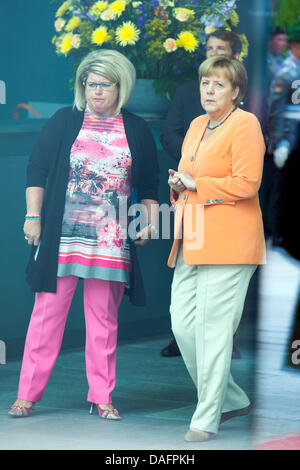 Berlin, Deutschland. 12. Juli 2013.   Bundeskanzlerin Angela Merkel empfängt den Premierminister der Republik Slowenien, Alenka Bratušek mit militärischen Ehren im Bundeskanzleramt. Kredit: Kredit: Gonçalo Silva/Alamy Live-Nachrichten. Stockfoto