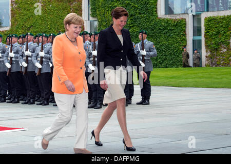 Berlin, Deutschland. 12. Juli 2013.   Bundeskanzlerin Angela Merkel empfängt den Premierminister der Republik Slowenien, Alenka Bratušek mit militärischen Ehren im Bundeskanzleramt. Kredit: Kredit: Gonçalo Silva/Alamy Live-Nachrichten. Stockfoto