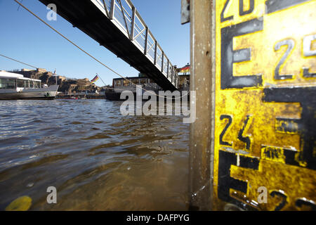 Ein Schiff fährt vorbei an einem Wasserstand-Marker auf dem Rhein in Koblenz, Deutschland, 9. Dezember 2011. Die Pegelstände im Rhein sind wesentlich durch starke Regenfälle nach Wochen des Niedrigwassers gestiegen. Foto: THOMAS FREY Stockfoto