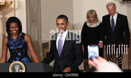 Vereinigten Staaten Präsidentengattin Michelle Obama, US-Präsident Barack Obama, Dr. Jill Biden und US-Vizepräsident Joe Biden kommen für Anmerkungen im Weißen Haus im Rahmen eines Empfangs Chanukka Donnerstag, 8. Dezember 2011 in Washington, DC. Die Rezeption half erkennen und die jüdische Tradition auch bekannt als das Lichterfest zu feiern. . Bildnachweis: Win McNamee / Pool über CNP Stockfoto