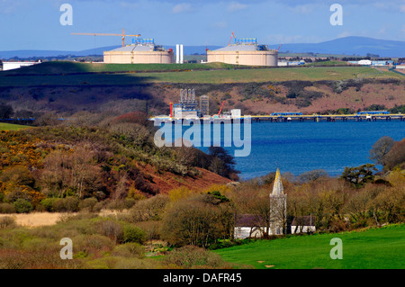 Blick über den Fluss Cleddau bei einer Öl-Raffinerie und Gasterminal, Vereinigtes Königreich, Wales, Pembrokeshire Stockfoto