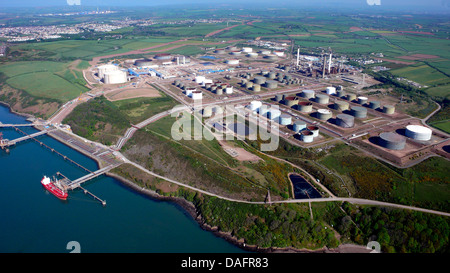 Luftaufnahme des eine Öl-Raffinerie und Gasterminal, Vereinigtes Königreich, Wales, Pembrokeshire Stockfoto