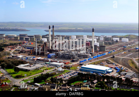 Luftaufnahme des eine Öl-Raffinerie und Gasterminal, Vereinigtes Königreich, Wales, Pembrokeshire Stockfoto