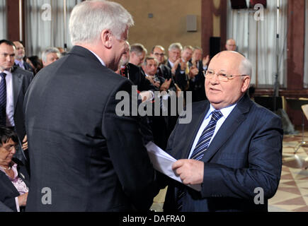 Bayerische Ministerpräsident Horst Seehofer (L) schüttelt Hände mit Preisträger und ehemaligen sowjetischen Präsidenten Mikhail Gorbachev während der Verleihung des Franz-Josef-Strauss-Preis in München, Deutschland, 10. Dezember 2011. Der Preis würdigt Gorbatschows Beiträge bis zum Fall des Eisernen Vorhangs in den späten 1980er Jahren und der deutschen Wiedervereinigung. Foto: TOBIAS HASE Stockfoto