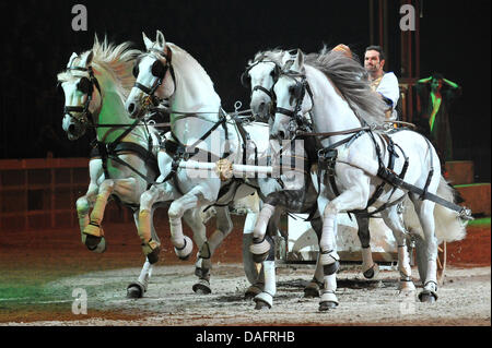 Eine Szene von der monumentalen Spektakel präsentiert "Ben Hur" in der Lanxess Arena in Köln, 10. Dezember 2011. Die Geschichte von Ben Hur erzählt die Abenteuer von Judah Ben-Hur, ein jüdischer Fürst und Kaufmann in Jerusalem zu Beginn des 1. Jahrhunderts, der Rache schwört. Ein Wagenrennen entscheidet sich zwischen richtig und falsch. Foto: Revierfoto Stockfoto