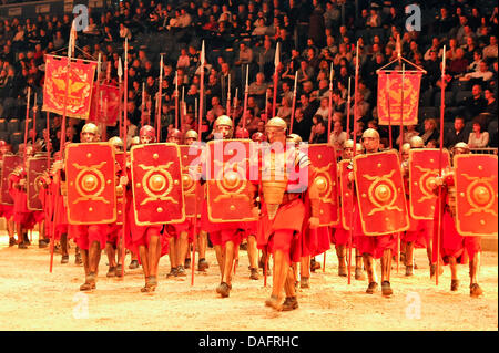 Eine Szene von der monumentalen Spektakel präsentiert "Ben Hur" in der Lanxess Arena in Köln, 10. Dezember 2011. Die Geschichte von Ben Hur erzählt die Abenteuer von Judah Ben-Hur, ein jüdischer Fürst und Kaufmann in Jerusalem zu Beginn des 1. Jahrhunderts, der Rache schwört. Ein Wagenrennen entscheidet sich zwischen richtig und falsch. Foto: Revierfoto Stockfoto