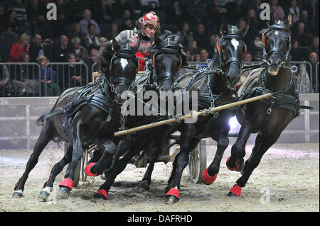 Eine Szene von der monumentalen Spektakel präsentiert "Ben Hur" in der Lanxess Arena in Köln, 10. Dezember 2011. Die Geschichte von Ben Hur erzählt die Abenteuer von Judah Ben-Hur, ein jüdischer Fürst und Kaufmann in Jerusalem zu Beginn des 1. Jahrhunderts, der Rache schwört. Ein Wagenrennen entscheidet sich zwischen richtig und falsch. Foto: Revierfoto Stockfoto