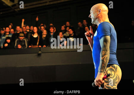 Sänger der deutschen Band führt Knorkator, Stumpen (Gero Ivers), auf der Bühne während der zusätzliche Show der "Ue77 Tour" in der Columbiahalle in Berlin, Deutschland, 9. Dezember 2011. Foto: Marc Tirl Stockfoto