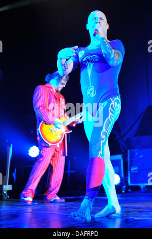 Sänger der deutschen Band Knorkator, Stumpen (Gero Ivers), führt auf der Bühne neben Buzz Dee (Sebastian Baur), die während der zusätzliche Show von der "Ue77-Tour" in der Columbiahalle in Berlin, Deutschland, 9. Dezember 2011 Gitarrenspiel ist. Foto: Marc Tirl Stockfoto