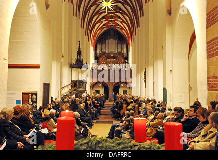 Tausende von Besuchern anhören das Weihnachts-Oratorium von Johann Sebastian Bach (1685-1750) an der Thomaskirche in Leipzig, Deutschland, 9. Dezember 2011. Die Thomaner-Chor und das Gewandhausorchester unter der Leitung von Georg Christoph Biller präsentieren Bachs Weihnachtsoratorium vom 09. bis 11. Dezember 2011. Foto: Waltraud Grubitzsch Stockfoto