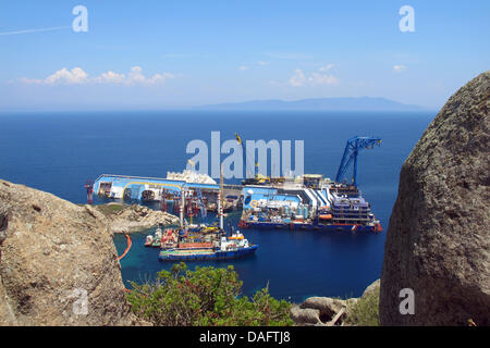 Giglio, Italien. 10. Juli 2013. Bergungsarbeiten laufen am Wrack des Kreuzfahrtschiffes "Costa Concordia" vor der Küste der Insel Giglio, Italien, 10. Juli 2013. Foto: MIRIAM SCHMIDT/Dpa/Alamy Live News Stockfoto