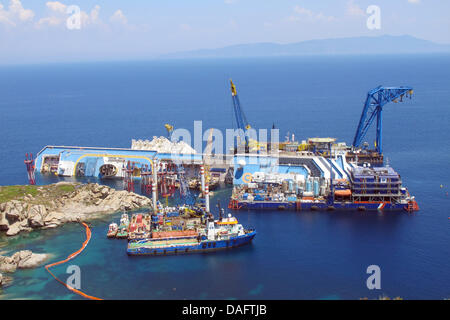 Giglio, Italien. 10. Juli 2013. Bergungsarbeiten laufen am Wrack des Kreuzfahrtschiffes "Costa Concordia" vor der Küste der Insel Giglio, Italien, 10. Juli 2013. Foto: MIRIAM SCHMIDT/Dpa/Alamy Live News Stockfoto