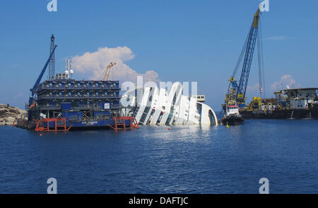 Giglio, Italien. 10. Juli 2013. Bergungsarbeiten laufen am Wrack des Kreuzfahrtschiffes "Costa Concordia" vor der Küste der Insel Giglio, Italien, 10. Juli 2013. Foto: MIRIAM SCHMIDT/Dpa/Alamy Live News Stockfoto