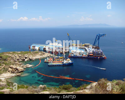 Giglio, Italien. 10. Juli 2013. Bergungsarbeiten laufen am Wrack des Kreuzfahrtschiffes "Costa Concordia" vor der Küste der Insel Giglio, Italien, 10. Juli 2013. Foto: MIRIAM SCHMIDT/Dpa/Alamy Live News Stockfoto