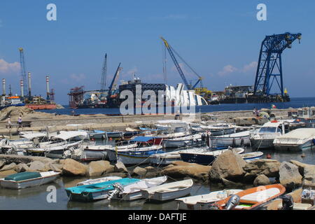 Giglio, Italien. 10. Juli 2013. Bergungsarbeiten laufen am Wrack des Kreuzfahrtschiffes "Costa Concordia" vor der Küste der Insel Giglio, Italien, 10. Juli 2013. Foto: MIRIAM SCHMIDT/Dpa/Alamy Live News Stockfoto