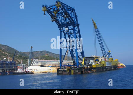 Giglio, Italien. 10. Juli 2013. Bergungsarbeiten laufen am Wrack des Kreuzfahrtschiffes "Costa Concordia" vor der Küste der Insel Giglio, Italien, 10. Juli 2013. Foto: MIRIAM SCHMIDT/Dpa/Alamy Live News Stockfoto