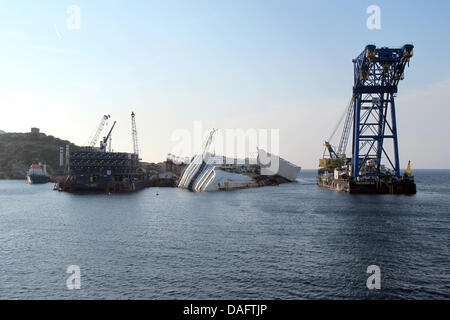 Giglio, Italien. 10. Juli 2013. Bergungsarbeiten laufen am Wrack des Kreuzfahrtschiffes "Costa Concordia" vor der Küste der Insel Giglio, Italien, 10. Juli 2013. Foto: MIRIAM SCHMIDT/Dpa/Alamy Live News Stockfoto