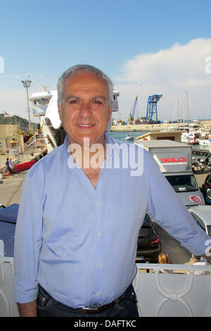 Giglio, Italien. 10. Juli 2013. Bürgermeister von Giglio, Sergio Ortelli, steht auf der Insel Giglio, Italien, 10. Juli 2013. Bergungsarbeiten laufen auf dem Wrack des Kreuzfahrtschiffes "Costa Concordia" vor der Küste von Giglio. Foto: MIRIAM SCHMIDT/Dpa/Alamy Live News Stockfoto