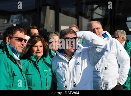 Die Mitglieder des Bewertungsausschusses der das Internationale Olympische Komitee IOC, Gilbert Felli (l-R) und Gunilla Lindberg, stehen zusammen mit dem Kopf von der der Präsident des Deutschen Olympischen Sport Union DOSB, Thomas Bach und der Kopf des Board of Directors der Kandidatur Gesellschaft, Michael Vesper (r), im Bereich der Ziellinie von der Olympiaschanze in Garmisch-Partenkirche Stockfoto