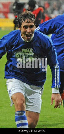 Der FC Schalke Raul feiert den Sieg gegen München nach den DFB-Pokal-Spiel FC Bayern München vs. FC Schalke 04 in der Allianz-Arena in München, Deutschland, 2. März 2011. Foto: Marc Müller Stockfoto