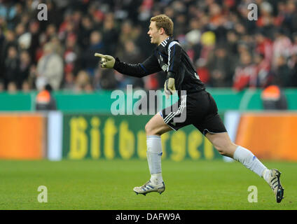 Schalke Torwart Manuel Neuer Jubel nach dem DFB-Pokal-Spiel FC Bayern München vs. FC Schalke 04 in der Allianz-Arena in München, Deutschland, 2. März 2011. Schalke gewann das Spiel 0: 1. Foto: Andreas Gebert Stockfoto