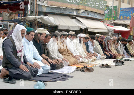 Muslime beten am ersten Freitag der Ramsan-Ul-Mubarak in Quetta auf Freitag, 12. Juli 2013 bietet. Stockfoto